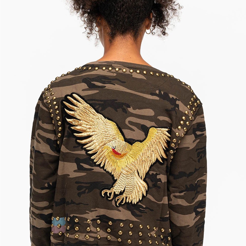 WOMENS STUDDED PULLOVER SWEATSHIRT IN CAMO GREEN